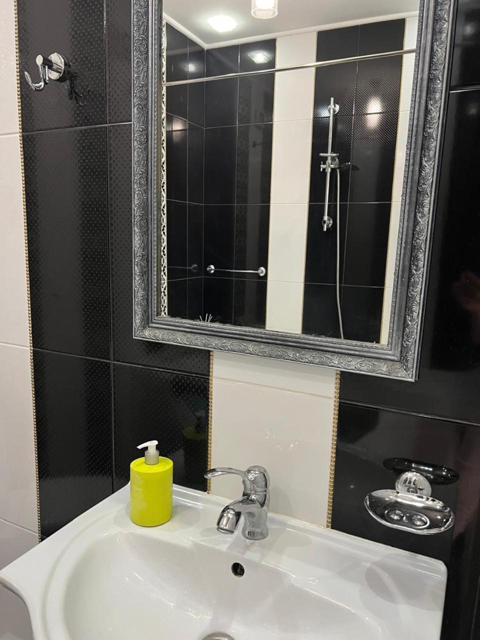 Home In Center With Jacuzzi Ivano-Frankivsk Exterior foto