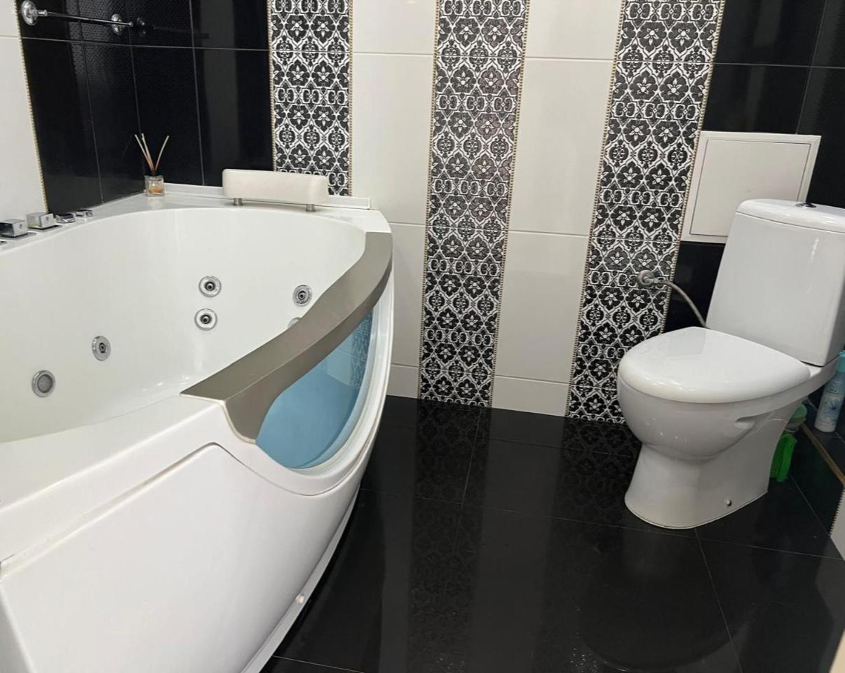 Home In Center With Jacuzzi Ivano-Frankivsk Exterior foto