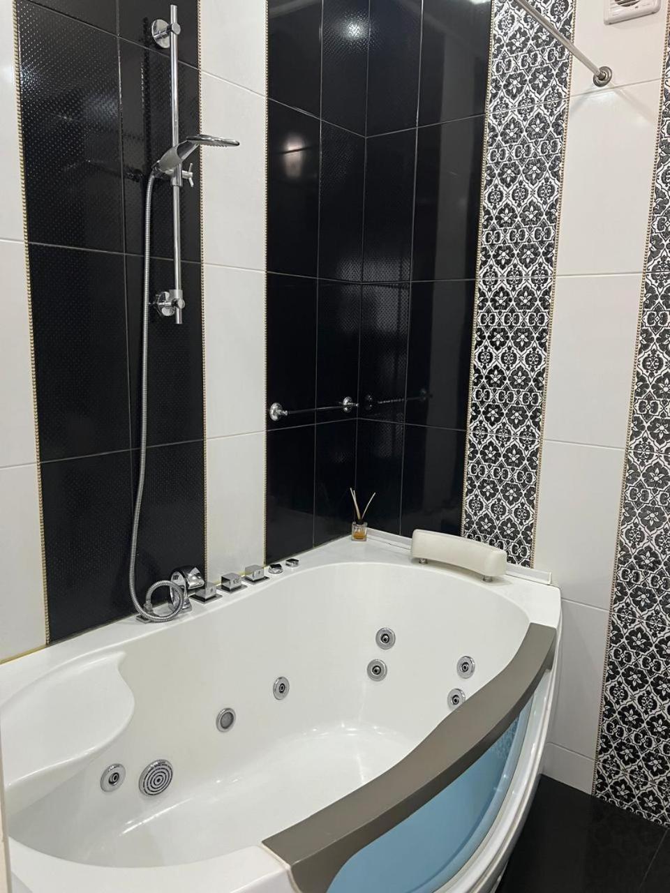 Home In Center With Jacuzzi Ivano-Frankivsk Exterior foto