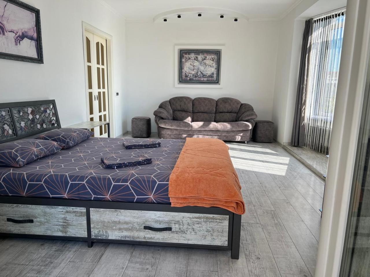 Home In Center With Jacuzzi Ivano-Frankivsk Exterior foto